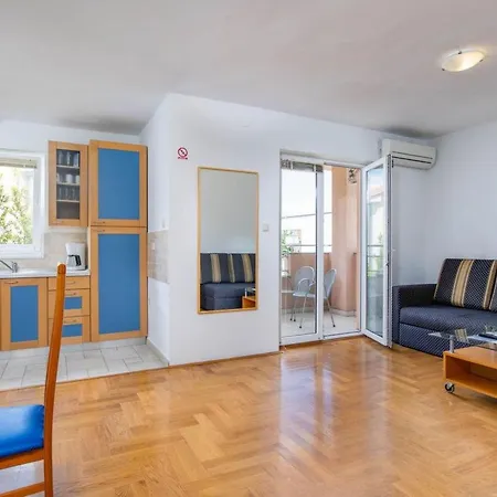 4 By Interhome דירה